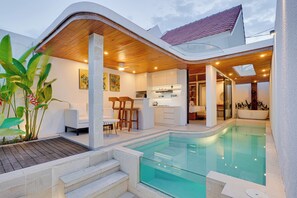 LaLuxe A14 - Villa Rose Sanur | 客房內保險箱、書桌、筆電工作空間、搖籃/嬰兒床