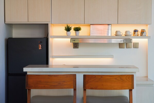 LaLuxe A10 - Villa Orchid Sanur | 私人廚房 | 電冰箱、微波爐、爐台、兒童餐椅