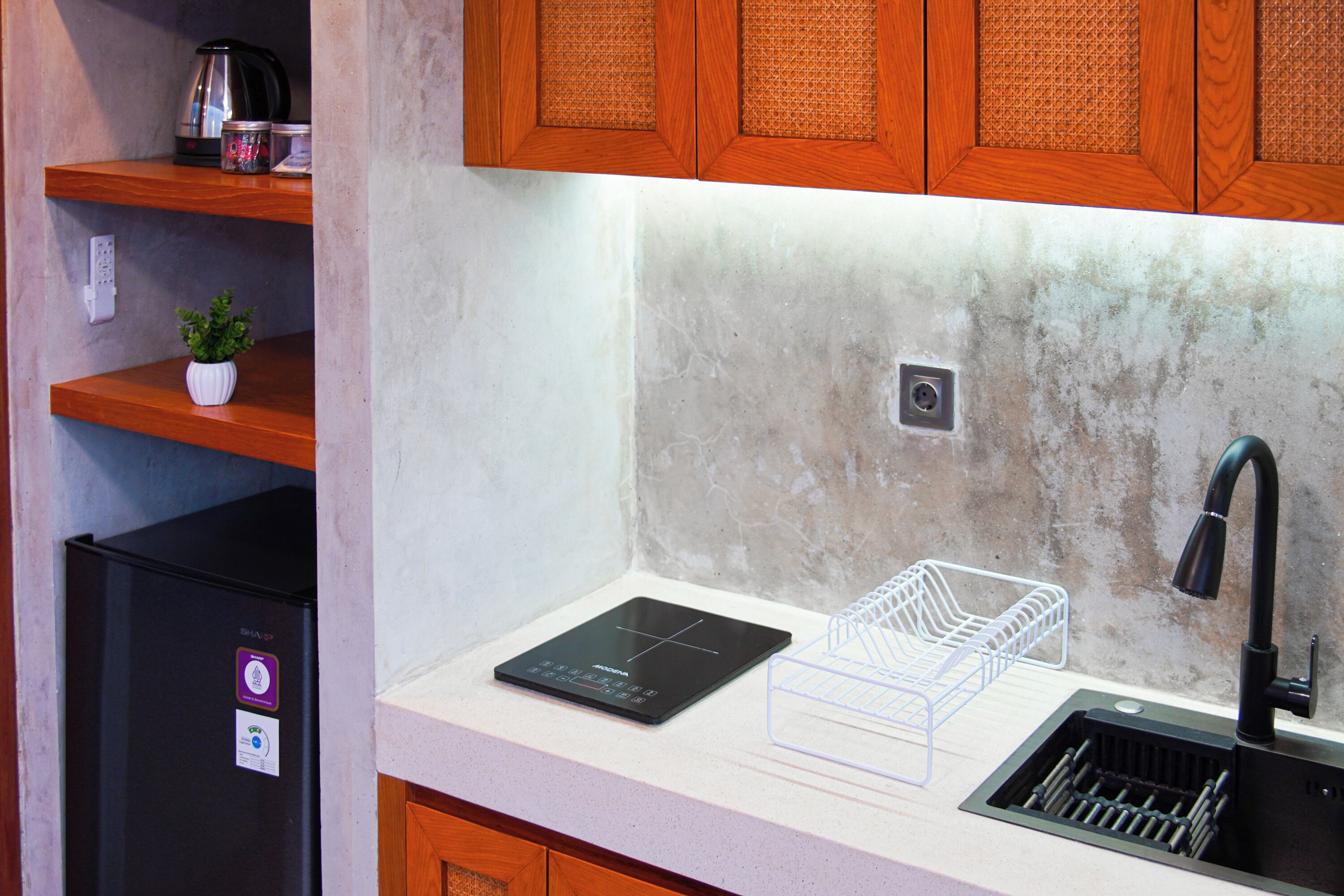 Villa Basic, vista piscina | Cucina privata | Frigorifero, microonde, piano cottura, seggiolone