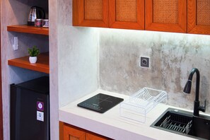 Villa Basic, vista piscina | Cucina privata | Frigorifero, microonde, piano cottura, seggiolone