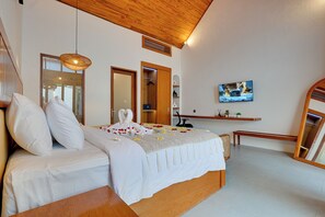 LaLuxe C9 - Villa Gardenia | In-room safe, desk, laptop workspace, cribs/infant beds - LaLuxe Villa and Residence (Denpasar)