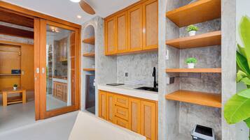 Villa Basic, vista piscina | Cucina privata | Frigorifero, microonde, piano cottura, seggiolone