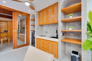 Villa Basic, vista piscina | Cucina privata | Frigorifero, microonde, piano cottura, seggiolone