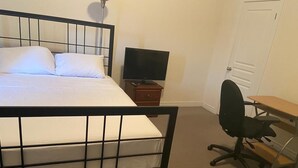 1 bedroom, iron/ironing board, WiFi, bed sheets - Divinity Hut (Brampton)