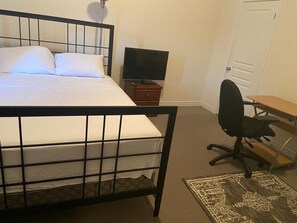 Iron/ironing board, WiFi, bed sheets - Divinity Hut (Brampton)