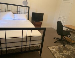 Iron/ironing board, WiFi, bed sheets - Divinity Hut (Brampton)