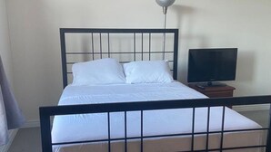 1 bedroom, iron/ironing board, WiFi, bed sheets - Divinity Hut (Brampton)