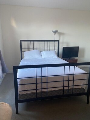 Iron/ironing board, WiFi, bed sheets - Divinity Hut (Brampton)