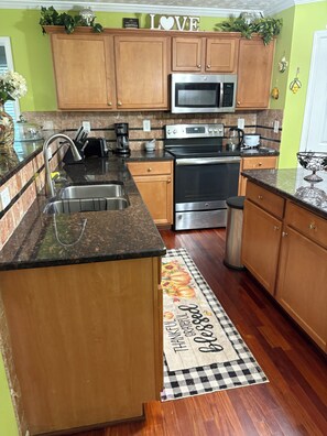 Private kitchen - Quiet Comfortable Home in Lawrenceville (Lawrenceville)