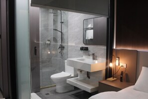 تجهيزات دش، مجففات شعر، مراحيض شطف