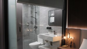 Shower, hair dryer, bidet - Refined Living in the Mini Executive Suite (Parañaque)