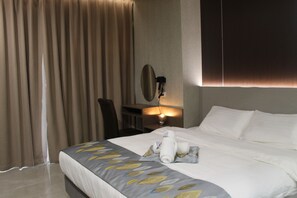 A hotel room with a bed, a desk, a chair, and a lamp. - Modern King Sky Standard Room (Parañaque)