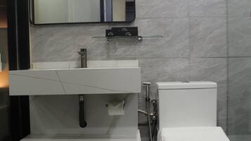 Doccia, asciugacapelli, bidet