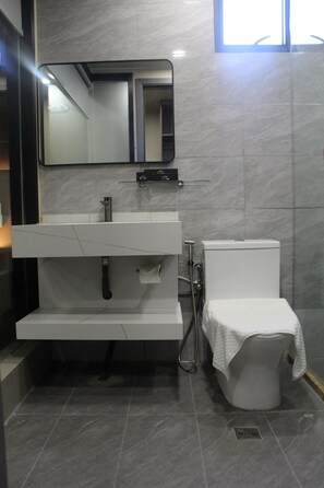 Dusche, Haartrockner, Bidet