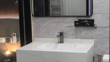 Doccia, asciugacapelli, bidet