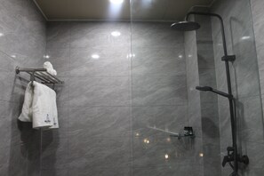 Een douche, een haardroger, een bidet