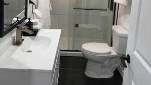 Dusche, Haartrockner, Handtücher, Seife