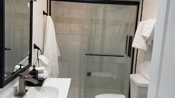 Douche, sĂšche-cheveux, serviettes fournies, savon