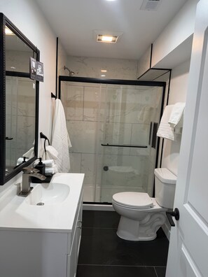 Suihku, hiustenkuivaaja, pyyhkeet, saippua