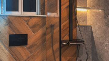 Douche, bidet, serviettes fournies, savon