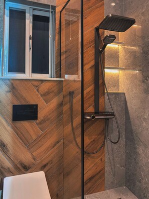 Ducha, bidé, toallas y jabón