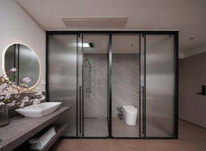 Romantisches Zweibettzimmer, Seeblick | Badezimmer | Kostenlose Toilettenartikel, Haartrockner, Bademäntel, Hausschuhe