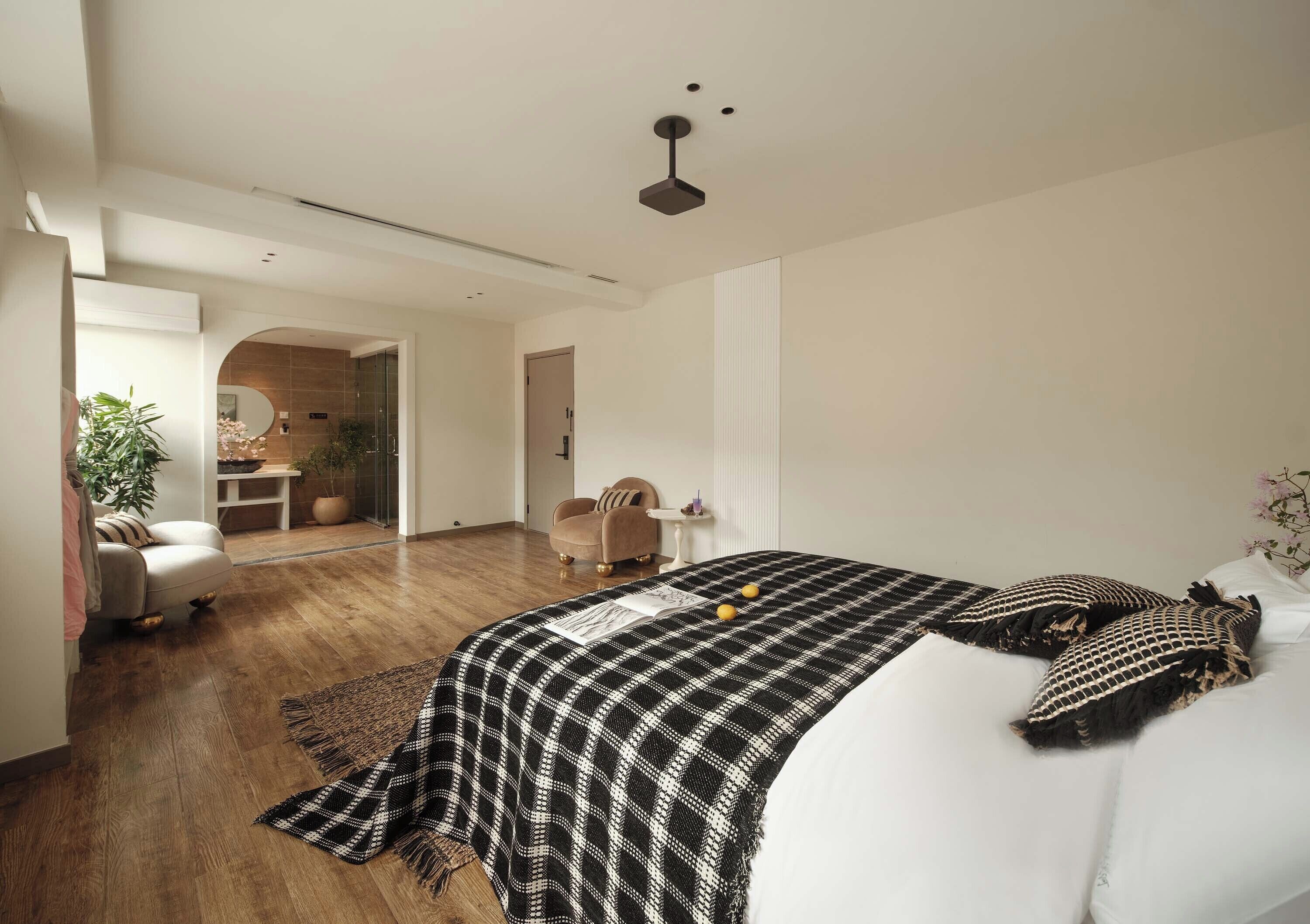 Desk, blackout drapes, iron/ironing board, free WiFi