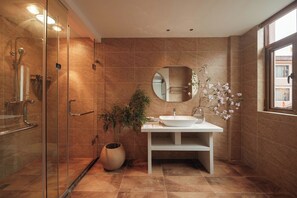 Standard Twin Room, Courtyard View | Bathroom | Free toiletries, hair dryer, bathrobes, slippers - Three-Colored Cloud River (Lijiang)