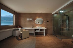 Classic Double Room, Lake View | Bathroom | Free toiletries, hair dryer, bathrobes, slippers - Three-Colored Cloud River (Lijiang)