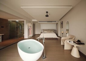 Escritorio, cortinas blackout y tabla de planchar con plancha