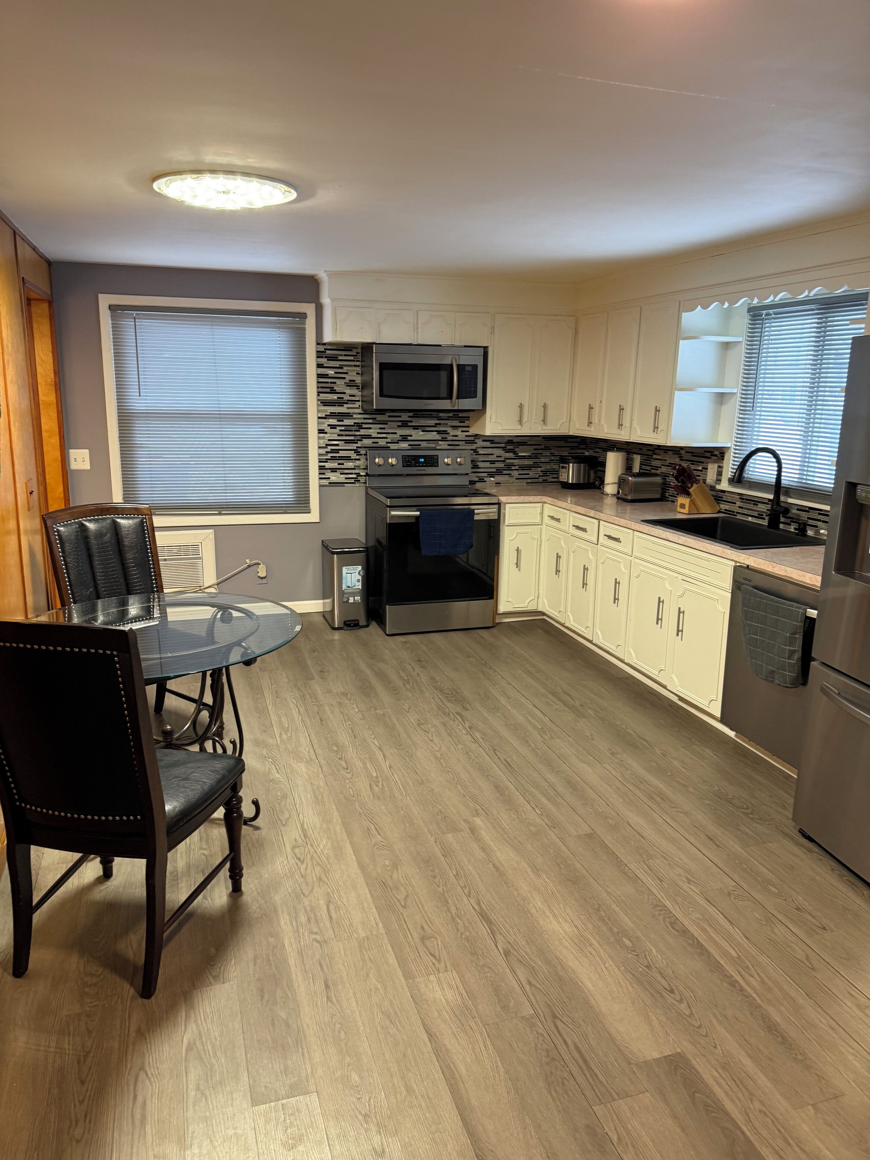 Een koelkast, een magnetron, een oven, een vaatwasser