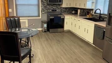 Een koelkast, een magnetron, een oven, een vaatwasser