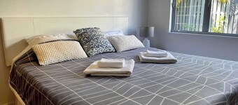 Trinity Beach Getaway, cosy apartment at rear of main residence, very private.