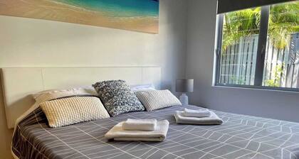 Trinity Beach Getaway, cosy apartment at rear of main residence, very private.