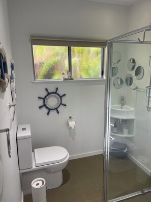 Dusche, Haartrockner, Handtücher, Seife