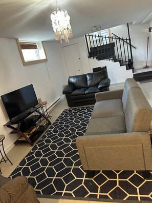 Living area - Chateauguay 20 min downtown Montreal! charging station! 10 Minutes Casino (Châteauguay)