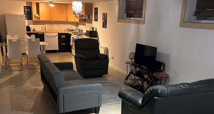 Chateauguay 20 min downtown Montreal! charging station! 10 Minutes Casino