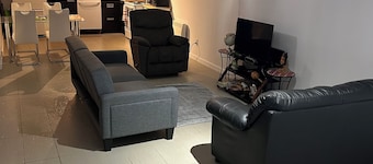 Chateauguay 20 min downtown Montreal! charging station! 10 Minutes Casino