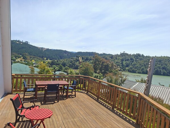 Outdoor dining - Stunning Beach & Forest 360 Views - close to the beach and mountain bike park! (Kaiteriteri)