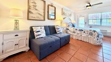 Tabla de planchar con plancha, wifi y ropa de cama