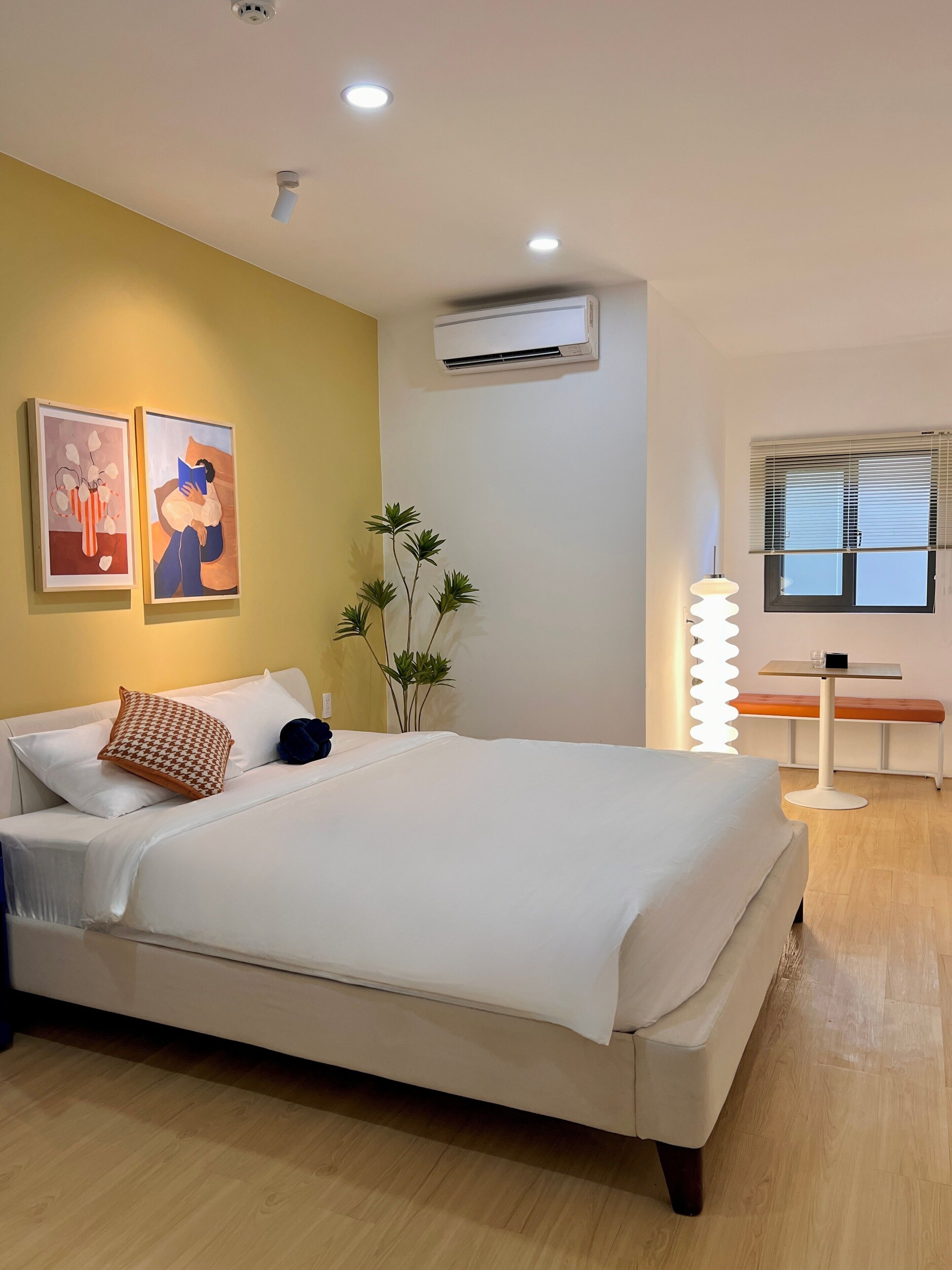 Studio | Desk, free WiFi