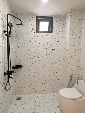 Ducha, pantuflas, bidet, toallas