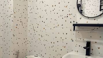 Quarto casal standard | Banheiro | Chuveiro, chinelos, toalhas de banho, sabonete