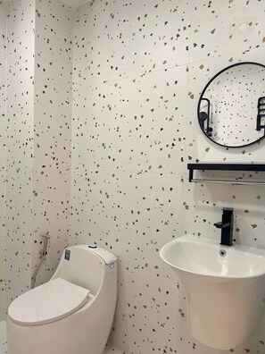 Standard Double Room | Bathroom | Shower, towels, soap, shampoo