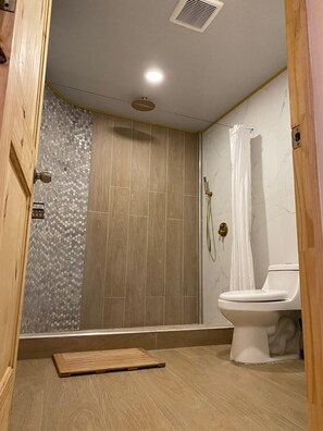Douche, bidet, serviettes fournies, savon