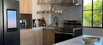Adorable 3-bedroom bed & breakfast in charming Santa Cruz Michapa by main road