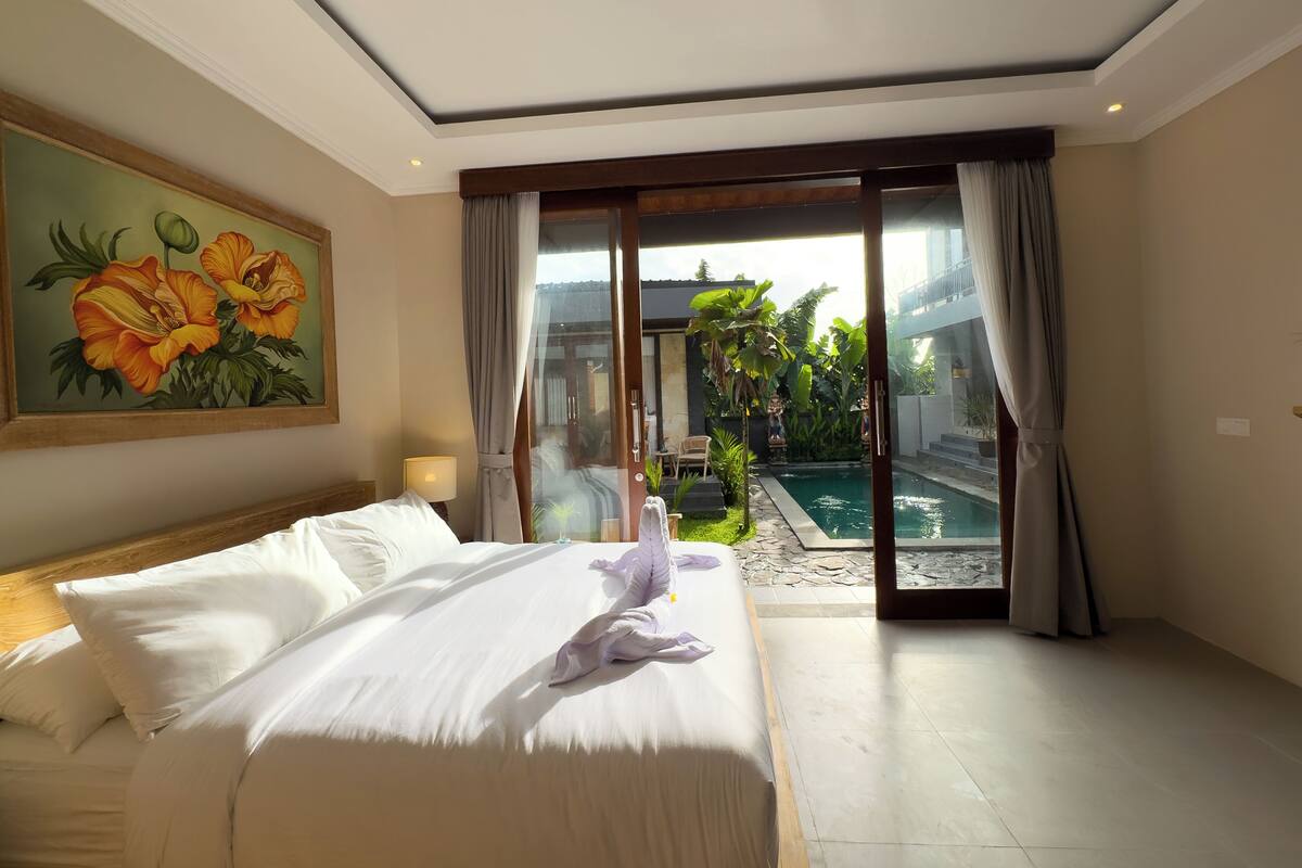 Habitación superior, 1 cama de matrimonio grande, vistas a la piscina | Escritorio, espacio para trabajar con un portátil, wifi gratis