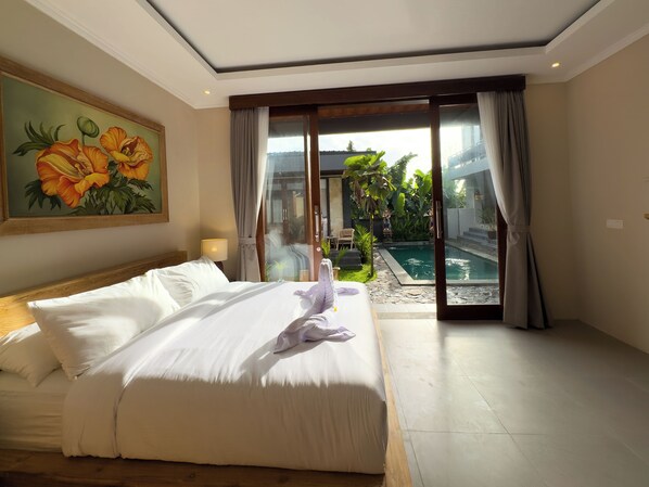 Habitación superior, 1 cama de matrimonio grande, vistas a la piscina | Escritorio, espacio para trabajar con un portátil, wifi gratis