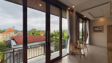 Suite, 1 King Bed, Mountain View | Room amenity