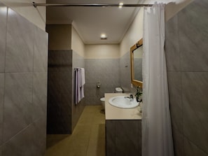 Superior-Zimmer, 2 Einzelbetten | Badezimmer | Dusche, Hausschuhe, Bidet, Handtücher